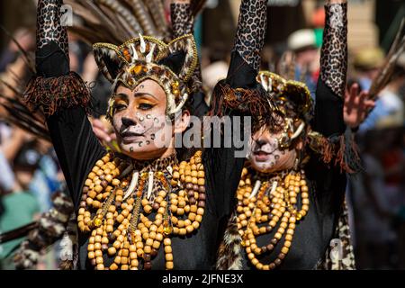 Helsinki Samba Carnaval sfilata ballerini o artisti in costume a Helsinki, Finlandia Foto Stock