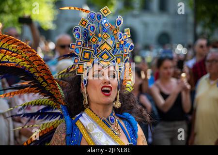 Interprete femminile in costume fiammeggiante alla sfilata navale Helsinki Samba a PohjoisEspllanadi, Helsinki, Finlandia Foto Stock