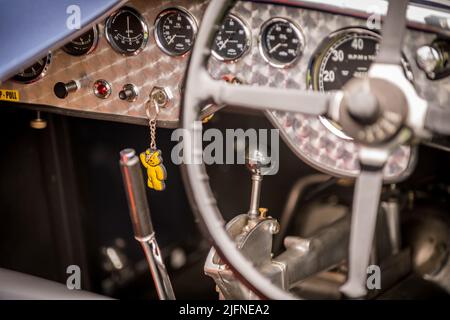 Cruscotto auto sportiva Riley Racing MPH a due posti e volante dal sedile del conducente degli anni '30. Foto Stock