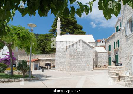 Piccola chiesa storica nell'isola adriatica di Bol a Brac, famosa destinazione turistica Foto Stock