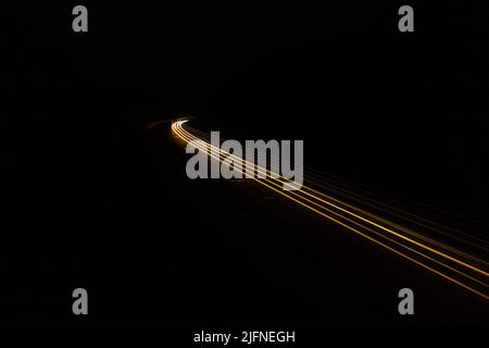 auto che guida su strada fari striature Foto Stock