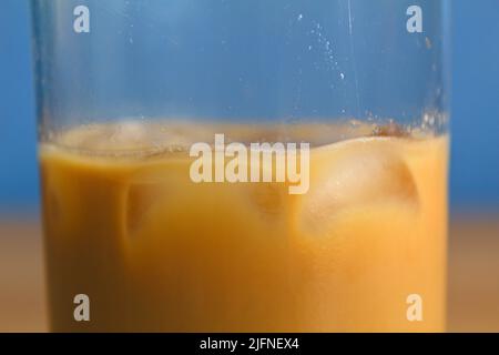 sciogliere i cubetti di ghiaccio in un bicchiere di caffè ghiacciato Foto Stock