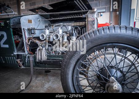 Prima guerra Austin 7 in un garage giorno di gara preperation. Foto Stock