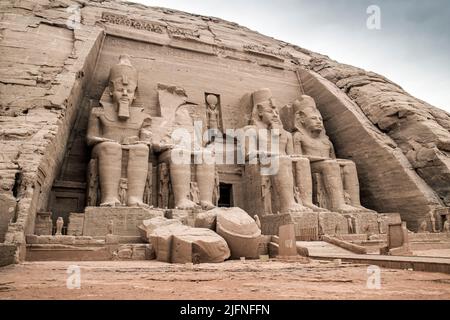 Il grande Tempio di Ramses II, il complesso del Tempio di Abu Simbel, il Governatorato di Assuan, alto Egitto Foto Stock