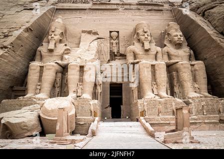 La facciata del tempio di Ramses II ad Abu Simbel , Egypt Foto Stock