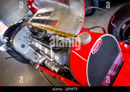 Bugatti 35B in un garage gara giorno di preparazione. Foto Stock