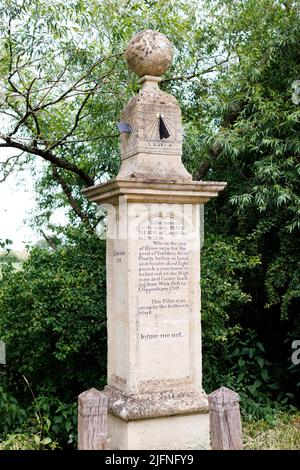 Monumenti a Maud Heath's Causeway a Kellaways vicino a Chippenham, Wiltshire. Era una vedova benestante/donna commerciale/ e una filantropo. 15th secolo. Foto Stock