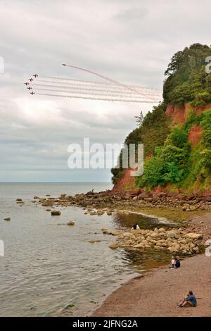 Le frecce rosse sorvolano il Ness a Shaldon durante la loro esposizione al Teignmouth Airshow 2022. Foto Stock