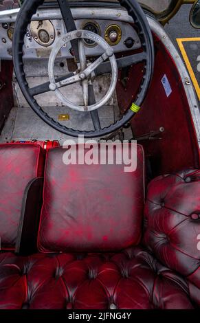 I classici sedili in pelle rosso scuro di un'auto Crossley 19,6 con tetto aperto pre-bellica d'epoca. Foto Stock