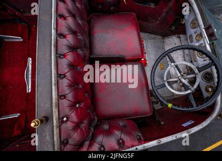 I classici sedili in pelle rosso scuro di un'auto Crossley 19,6 con tetto aperto pre-bellica d'epoca. Foto Stock