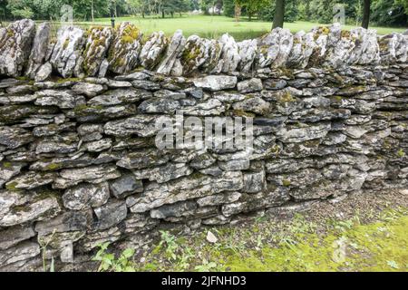 Esempio di un muro di pietra in pietra calcarea Yoredale Series, parte di una mostra di muri a secco in pietra, Shibden Park, Halifax, Yorkshire, Regno Unito. Foto Stock