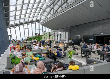 Bar nello Sky Garden, One Fenchurch Street (Walkie Talkie Building), Londra, Inghilterra, Regno Unito Foto Stock