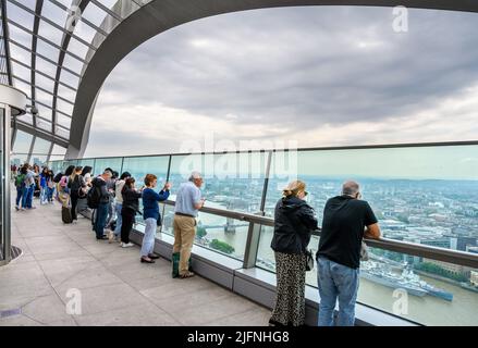 Vista dallo Sky Garden guardando verso Tower Bridge, One Fenchurch Street (Walkie Talkie Building), Londra, Inghilterra, Regno Unito Foto Stock