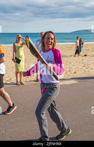 Bournemouth, Dorset Regno Unito. 4th luglio 2022. Il Baton Relay della Regina arriva a Dorset, mentre il Baton si reca ai Giochi del Commonwealth di Birmingham, visitando 72 nazioni e territori in un viaggio di 294 giorni attraverso il Commonwealth. A Dorset visita Portland e Poole prima di viaggiare lungo il lungomare fino al molo di Bournemouth, facendo un giro sul cavo di collegamento, seguito da una celebrazione comunitaria. Credit: Carolyn Jenkins/Alamy Live News Foto Stock