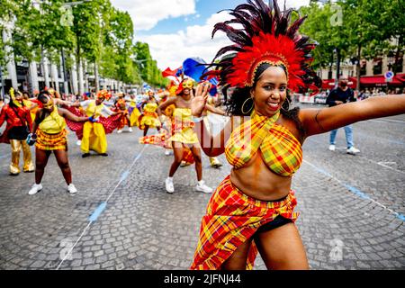 Parigi, Francia. 03rd luglio 2022. I ballerini si esibiscono sulle strade degli Champs-Elysées a Parigi durante il carnevale tropicale estivo annuale. Ballerini provenienti da tutto il mondo sfilano sugli Champs-Elysées all'Arc de triomph Paris Tropical Carnival in un ambiente festoso ed esotico. Dopo 2 anni, dopo la crisi del coronavirus è possibile un carnevale estivo. Il carnevale tropicale di Parigi è il momento culminante dell'estate parigina, quando la cultura caraibica assume il controllo della città di Parigi. Credit: SOPA Images Limited/Alamy Live News Foto Stock
