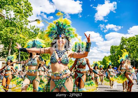 Parigi, Francia. 03rd luglio 2022. I ballerini si esibiscono sulle strade degli Champs-Elysées a Parigi durante il carnevale tropicale estivo annuale. Ballerini provenienti da tutto il mondo sfilano sugli Champs-Elysées all'Arc de triomph Paris Tropical Carnival in un ambiente festoso ed esotico. Dopo 2 anni, dopo la crisi del coronavirus è possibile un carnevale estivo. Il carnevale tropicale di Parigi è il momento culminante dell'estate parigina, quando la cultura caraibica assume il controllo della città di Parigi. Credit: SOPA Images Limited/Alamy Live News Foto Stock