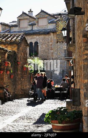 Strade medievali del villaggio di Ainsa. Aínsa è la città principale del comune di Aínsa-Sobrarbe. Aínsa, Aínsa-Sobrarbe, Huesca, Aragón, Spagna, Europa Foto Stock