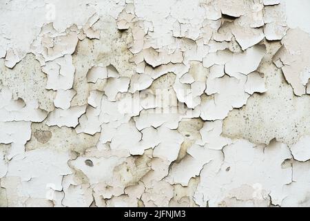 Tessitura di una vecchia parete con intonaco danneggiato e vernice incrinata. Foto Stock