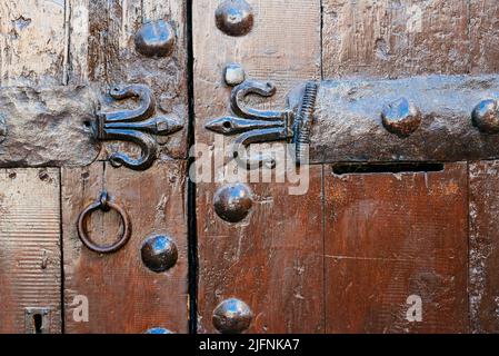 Vecchia porta in legno con borchie e maniglia in metallo. Calatayud, Saragozza, Aragón, Spagna, Europa Foto Stock