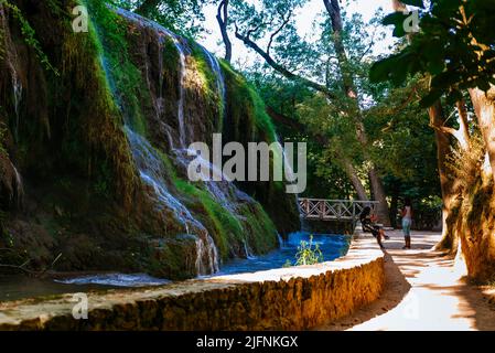 La cascata chiamata 'Los Chorreaderos'. Parco naturale del Monasterio de Piedra - Monastero di pietra. Nuévalos, Saragozza, Aragón, Spagna, Europa Foto Stock