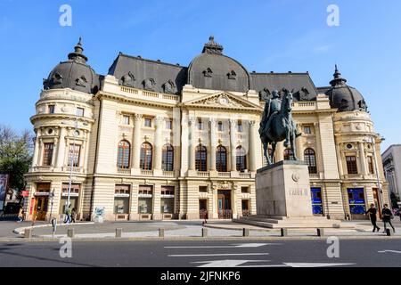 Bucarest, Romania - 6 Novembre 2021: La Biblioteca Universitaria Centrale con monumento equestre al re Carol i di fronte ad essa in Piazza Revolutiei (Pia Foto Stock