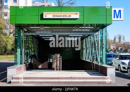 Bucarest, Romania, 11 novembre 2021: Ingresso principale alla stazione della metropolitana Romancierilor nel quartiere Dr Taberei o Drumul Taberei Foto Stock