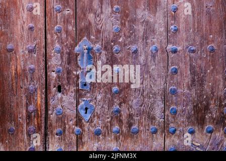 Vecchia porta in legno con borchie e maniglia in metallo. Daroca, Saragozza, Aragón, Spagna, Europa Foto Stock