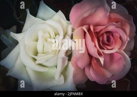 Primo piano di rose artificiali. Fiori artificiali. Disposizione dei fiori. Foto Stock