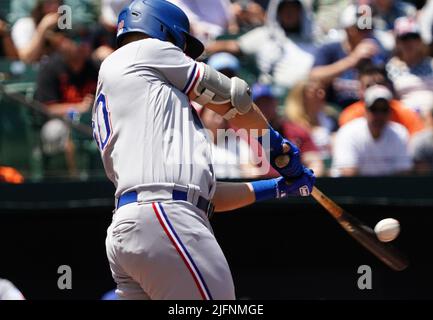 Baltimora, Stati Uniti. 04th luglio 2022. BALTIMORE, MD - 04 LUGLIO: Il primo baseman Nathaniel Lowe (30) a bat durante una partita MLB tra i Baltimore Orioles e i Texas Rangers, il 04 luglio 2022, all'Orioles Park a Camden Yards, a Baltimora, Maryland. (Foto di Tony Quinn/SipaUSA) Credit: Sipa USA/Alamy Live News Foto Stock