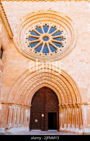 Portale della chiesa e l'enorme rosone di 8 metri di diametro. Il monastero di Santa María de Huerta è un monastero cistercense situato a Santa M. Foto Stock