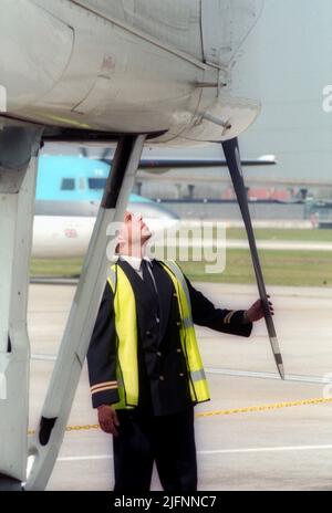 il pilota controlla e ispeziona l'elica dell'aeroplano Foto Stock