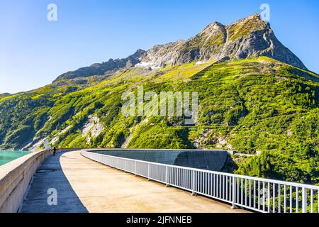 Enorme diga in calcestruzzo di apline nella soleggiata giornata estiva Foto Stock