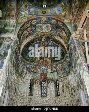 I bellissimi e rari affreschi del Monastero Mirozhsky di Pskov sono gli unici affreschi del XII secolo sopravvissuti del periodo pre-Mongolo Foto Stock