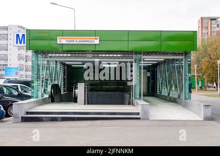 Bucarest, Romania, 14 novembre 2021: Ingresso principale alla stazione della metropolitana Tudor Vladimirescu nel quartiere Dr Taberei o Drumul Taberei Foto Stock