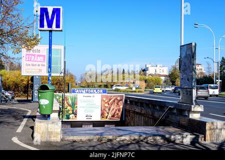 Bucarest, Romania, 21 novembre 2021: Ingresso principale alla stazione della metropolitana Aviatorilor in una giornata di sole autunnali Foto Stock