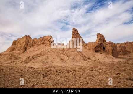 Rovine dell'antica fortezza Ayaz Kala nel deserto di Kyzylkum sul territorio dell'Uzbekistan moderno Foto Stock