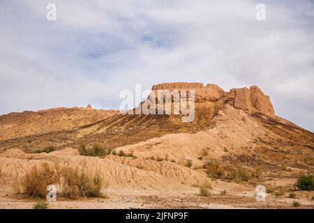 Due antiche fortezze Ayaz Kala nel deserto di Kyzylkum sul territorio dell'Uzbekistan moderno Foto Stock