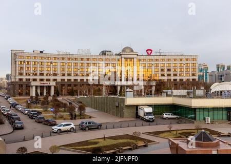 Nur Sultan, Kazakhstan, 11.11.21. Eurasian Bank ERG (Eurasian Resources Group) edificio in vetro dorato sul viale Nurzhol a Nur Sultan. Foto Stock