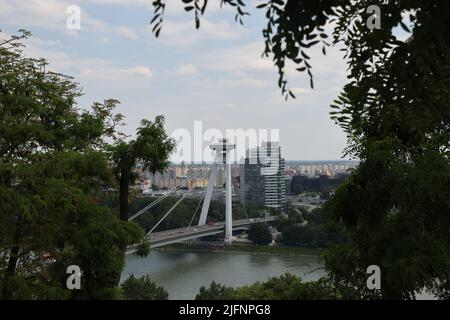 Vista dal castello di Bratislava sul ponte dell'rivolta nazionale slovacca, la maggior parte della Slovenského národného povstania, soprannome ponte UFO sul Danubio Foto Stock