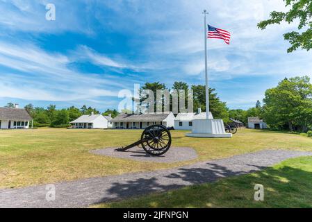 Old Glory e Cannon presso il Fort Wilkins Historic state Park a Copper Harbour Foto Stock