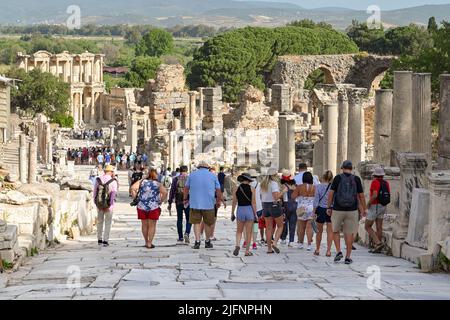 Efeso, Kusadasi, Turchia - Maggio 2022: Persone che visitano le rovine dell'antica città dell'Impero Romano di Efeso Foto Stock