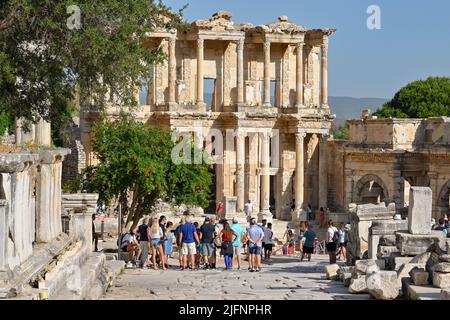 Efeso, Kusadasi, Turchia - Maggio 2022: Persone che visitano le rovine dell'antica città dell'Impero Romano di Efeso Foto Stock