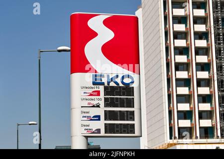 Atene, Grecia - Giugno 2022: Cartello fuori da un distributore di benzina EKO nel centro di Atene Foto Stock