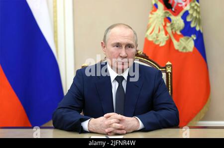 Mosca, Russia. 01 luglio 2022. Il presidente russo Vladimir Putin partecipa a una videoconferenza con il Forum 9th delle regioni di Russia e Bielorussia, dal Cremlino, il 1 luglio 2022 a Mosca, Russia. Credit: Mikhail Metzel/Kremlin Pool/Alamy Live News Foto Stock