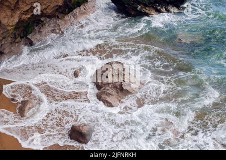 Oceano Atlantico sulla costa del Portogallo. Vista aerea della costa rocciosa con onde di mare e sabbia Foto Stock
