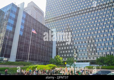 Gli attivisti si sono riuniti di fronte al Federal Plaza di New York per chiedere i diritti riproduttivi per tutti gli immigrati, il 4 luglio 2022. Foto Stock