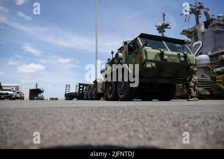 220702-M-RA094-1083 PEARL HARBOR (luglio 2,2022) Stati Uniti Marines con Combat Logistics Company 33, 3D fornitura Battalion, 3rd Marine Logistics Group, reverse a Marine Logistic Vehicle System Replacement durante un movimento logistico a sostegno di Rim of the Pacific (RIMPAC) 2022, su Joint base Pearl Harbor-Hickam, Hawaii, 2 luglio 2022. Ventisei nazioni, 38 navi, quattro sottomarini, più di 170 aerei e 25.000 persone partecipano a RIMPAC dal 29 giugno al 4 agosto nelle isole Hawaiane e nella California meridionale. Il più grande esercizio marittimo internazionale del mondo, RIMPAC fornisce Foto Stock