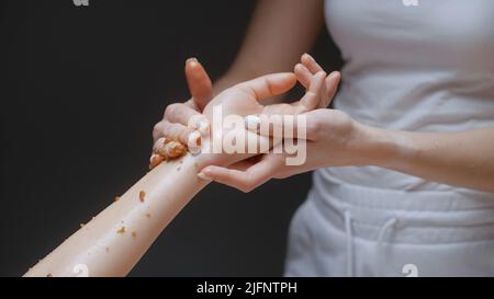 Primo piano di strofinamento massaggiatore a portata di mano. Azione. Movimenti delicati del massaggiatore in mano al cliente. Bellissimi movimenti di massaggio e sfregamento Foto Stock