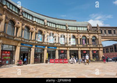 L'entrata del Victoria Shopping Centre sulla Station Parade a Harrogate, North Yorkshire, Regno Unito. Foto Stock