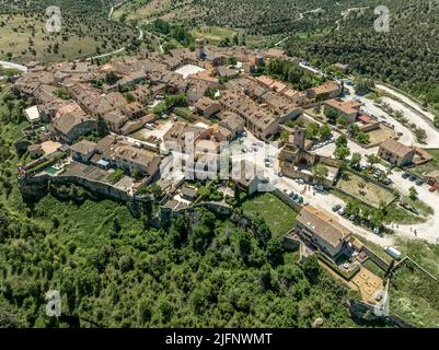 Vista aerea dall'alto verso il basso del castello di Pedraza in Spagna vicino a Segovia, con torrione quadrato e recinto con torri semicircolari Foto Stock